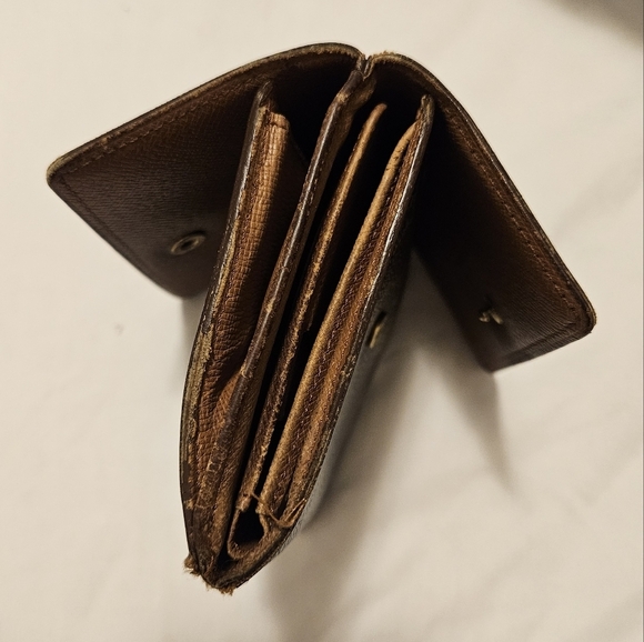 Louis Vuitton Classic Monogram Bi-fold Wallet - Picture 6 of 13